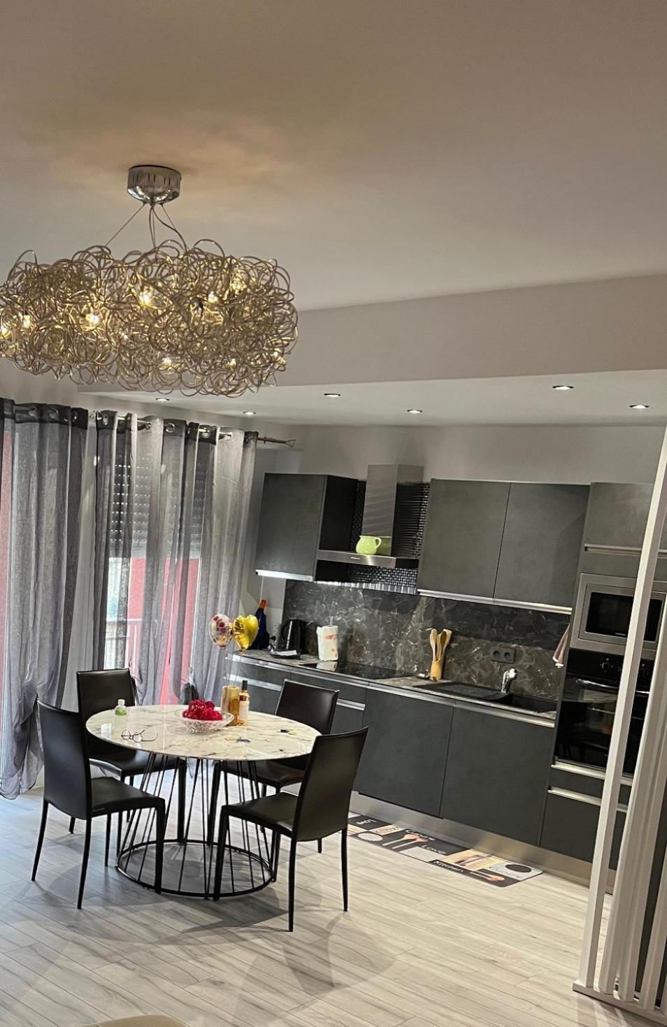 ניס Gorgeous 2 Bedrooms Holiday Apartement מראה חיצוני תמונה